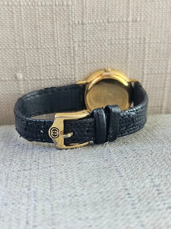 Vintage Gucci Women Wristwatch Gold Tone Case Swiss Made Analog Watch Auth main image 6